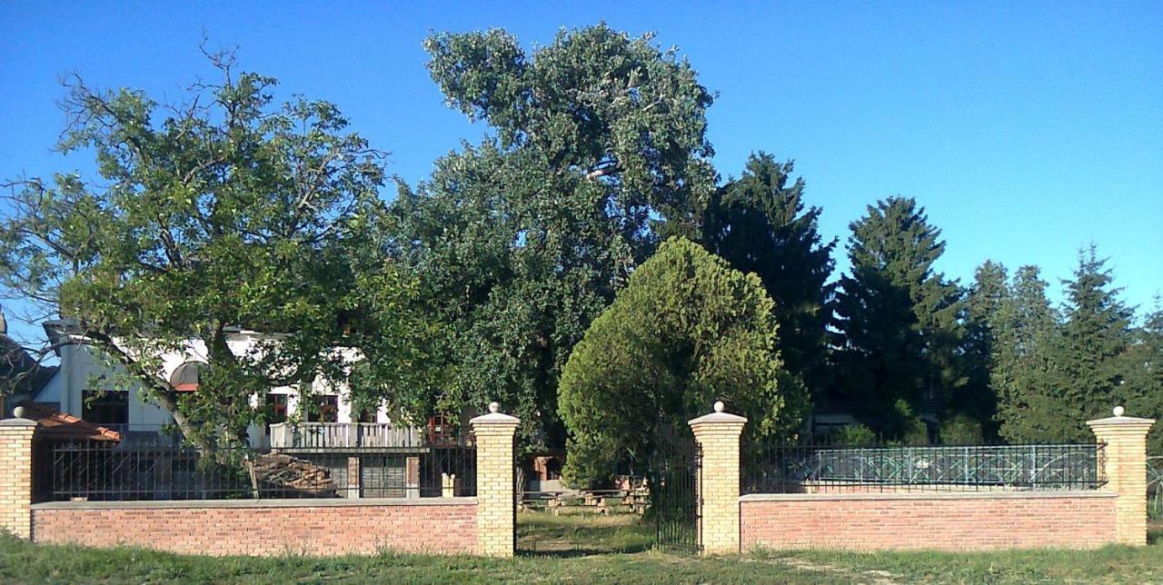 A Pousada Göncölház Vác Exterior foto